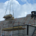 Montage van prefab kappen op nieuwbouw woningen,